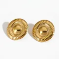 Pendientes dorados redondos de metal con textura de rayos de sol y acabado pulido - Pendientes Redondos Dorados Textura Radiante (KD3306)