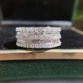 Anello largo con file di zirconi taglio princess e tondo in una scatola regalo elegante - US 7 / Oro Bianco