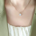 Elegante roségouden kralenketting met vierkante lichtblauwe edelsteen hanger - Iriserende Schelp Roségoud Stijl