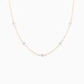 Elegante collana dorata con cinque ciondoli a fiore in zircone blu su sfondo bianco - Collana / Oro Rosa + Pietra Blu