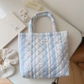 Dettaglio della borsa in cotone trapuntato con motivi floreali e stampa di coniglietto - Blu Chiaro a Righe Quadri Floreale