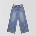 Dettaglio della trama denim dirty wash e logo SMFK su jeans vintage ampi - XS / Blu Oceano