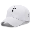Berretto da baseball bianco con ricamo a croce nera e testo faith visto di lato - Bianco