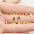 Mehrere 14K Gold gefüllte Sechskant-Abstandshalter auf der Hand für die Schmuckherstellung - 3mm / 18K Gold