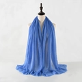 Lunga sciarpa in cotone e lino blu con trama stropicciata naturale su un manichino da esposizione - Blu (18)