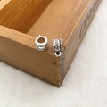 Dettaglio macro di ciondoli DIY in argento retrò con incisione LOVE e bordi intrecciati - 1 pezzo connettore a 3 vie 5x11mm