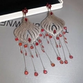 Dettaglio di orecchini vintage con cristalli rossi e nappe in metallo color argento - Stile Nappa Goccia Svuotata(HE28549) / Base Argento Goccia Rossa