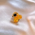 Macro di una spilla a ape placcata oro 14k con ali in cristallo giallo e gemma nera - Oro Champagne (Placcato in Oro Vero)