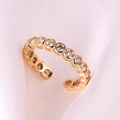 Détail d'une bague ajustable plaquée or 18k avec zircons blancs sur fond de soie rose - Ouvert Réglable / Zircone Blanche