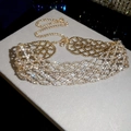 Détail d'un collier ras de cou en maille strass dorée avec chaîne d'extension réglable - Collier / Doré