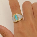 Bague géométrique plaquée or 18K avec émail bleu et blanc présentée sur un doigt - Style Texturé en Corde Cyan (9703)