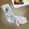 Hellblaue Korallenfleece-Schlafsocken mit Bärenstickerei und rosa Schleifenband - Einheitsgröße / Blau/Bär