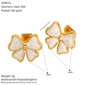 Dettaglio orecchini a fiocco in acciaio placcato oro 18k con specifiche di 19mm x 16mm - Bianco
