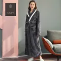 Dicker grauer Polka-Dot-Bademantel aus Flanell für Damen mit weißem Kontrastbesatz - M / Grau (Damen)