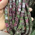 Gros plan de perles carrées en rubis zoïsite aux textures naturelles rouges et vertes - 4x4mm (Environ 38cm Fil) / Ruby Zoisite