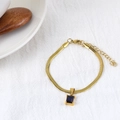 Bracciale a catena serpente dorata con ciondolo quadrato blu scuro e chiusura regolabile - Bracciale / Blu