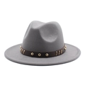 Dettaglio cappello fedora grigio con cinturino in pelle marrone e borchie dorate - M (56-58cm) / Grigio chiaro