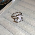 Primer plano de anillo de luna plateado con circonitas y pequeñas perlas - Luna y Estrella de Concha Plata (8#)