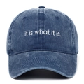 Dunkelblaue gewaschene Denim-Baseballkappe mit weißer 'it is what it is.' Stickerei vorne - Verstellbar / Marineblau