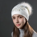 Gorro de punto blanco para mujer con mariposa de perlas y pompón de piel suave - Blanco + Pompón de Piel Blanca