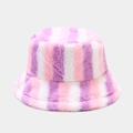 Nahaufnahme des flauschigen Regenbogen-Anglerhuts mit rosa-lilafarbenem Webpelz-Material - 3# Rosa Lila Weiß