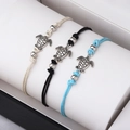 Trois bracelets tressés avec tortue argentée sur un coussin de présentation blanc - MS3114 Ensemble de 3 pièces (Noir+Bleu+Beige)