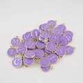 Dijes de alfabeto redondos de esmalte morado con borde dorado para pulseras DIY - Juego de 26 Letras del Alfabeto / Morado