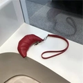 Détail du porte-lunettes en cuir rouge avec fermeture éclair argentée et sangle - Sac Croissant Rouge