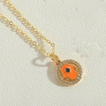 Nahaufnahme des goldenen Hamsa-Hand-Anhängers mit orangefarbener Emaille und Stein - Orange