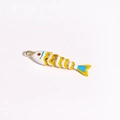 Vue macro d'un pendentif carpe koï articulé en émail avec motifs blanc et jaune et dorure - Poisson Émaillé Blanc Jaune Et Bleu (Style 9)