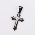 Detail van een tweekleurige zwart-zilveren kruishanger met een heldere kristallen steen - Alleen Hanger (Zonder Ketting) / Tweekleurig Zwart