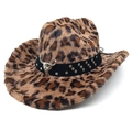 Vue détaillée du chapeau de cowboy en peluche léopard avec ornement crâne de taureau - M (56-58cm) / Couronne Plate / Café Clair