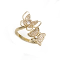 Detalle de anillo de mariposa dorado con circonitas micro-pavé y esmalte blanco - Abierto Ajustable / Blanco