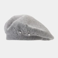 Détail du béret gris en laine avec broderie florale en strass et texture douce - Gris