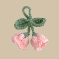 Handgefertigter Häkel-Maiglöckchen-Schlüsselanhänger mit rosa Blüten und grünen Blättern - Rosa
