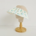 Dettaglio della balza in pizzo floreale e motivi a ciliegia su visiera da bambina - 54cm 4-12 Anni / Blu Lago