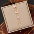Collar de cadena dorada con tres colgantes de mariposa rosa y un pequeño dije de circón - Rosa