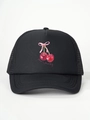 Dettaglio del cappello trucker nero con ciliegie ricamate e scritta Have a good day - Taglia unica / Tutto Nero
