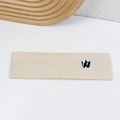 Diadema deportiva beige de punto acanalado con parche W para fitness y yoga - Blanco