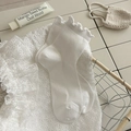 Chaussettes blanches à volants avec texture côtelée verticale dans un panier décoratif - Taille unique / Blanc