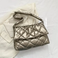 Borsa sottobraccio trapuntata color champagne dorato con finitura metallica chic - Oro champagne