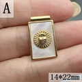 Dettaglio di un ciondolo rettangolare dorato 14x22mm con madreperla e cuore a raggiera - Stile A-Rettangolo Cuore Raggi di Sole / 14*22mm