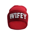 Gros plan sur le bonnet en tricot rouge avec broderie blanche WIFEY en relief de qualité - Rouge Foncé