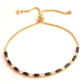Detail eines Goldarmbands mit schwarzen Zirkonia und klaren Steinen mit Schiebeverschluss - Schiebeschließe / Schwarzes verstellbares Armband