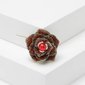 Broche de rosa vintage en bronce con cuentas rojas sobre un fondo blanco elegante - Rojo