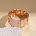 Dettaglio del bracciale elastico quadrato con fiori in smalto rosa e strass - Stile Base Oro Fiori Rosa Bianchi
