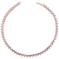 Collier doré avec pierres roses en forme de cœur disposées sur fond blanc neutre - Collier Diamant Rose Or