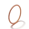 Anello minimalista a corda intrecciata per donna in acciaio al titanio color oro rosa - Taglia 8 / Oro rosa