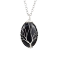 Detail des Lebensbaum-Anhängers mit ovalem schwarzem Stein an silberner Kette - Silber + Obsidian