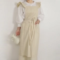 Beige Schürze aus Baumwolle mit Rüschenträgern und Seitentaschen am Modell - Wasserabweisend / Teeweiß